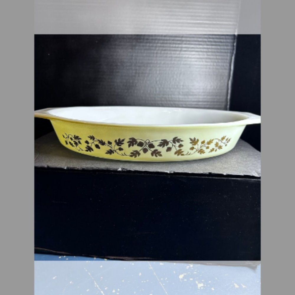 Pyrex Gold Acorn Open Oval Baker 1.5 quart